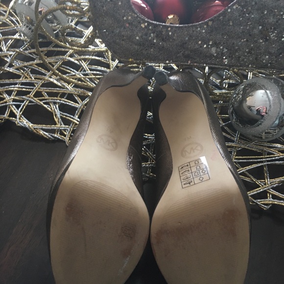 Micheal Kors Pump - Picture 2 of 3